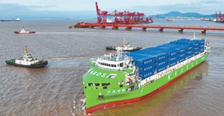 全球最大纯电动智能集装箱海船首航